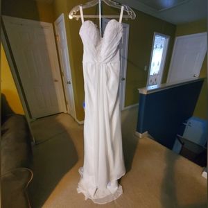 LOVELY WEDDING GOWN SIZE 6